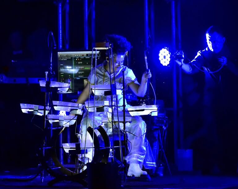 La batería de agua en plena acción durante el concierto experimental "H_Y_Dro". El instrumento está compuesto por diferentes recipientes con agua que transmiten impulsos eléctricos.