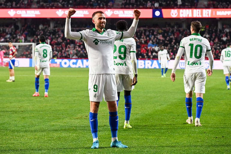 GRANADA, 03/01/2025.- El delantero del Getafe, Borja Mayoral, celebra el primer gol del equipo madrileño durante el encuentro correspondiente a los dieciseisavos de final de la Copa del Rey disputado entre el Granada y el Getafe en el Estadio Nuevo Los Carmenes de Granada, este viernes. EFE/ Miguel Ángel Molina
