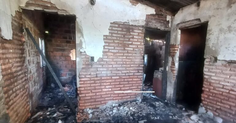 El fuego consumió prácticamente todo lo que se encontraba dentro de la vivienda.