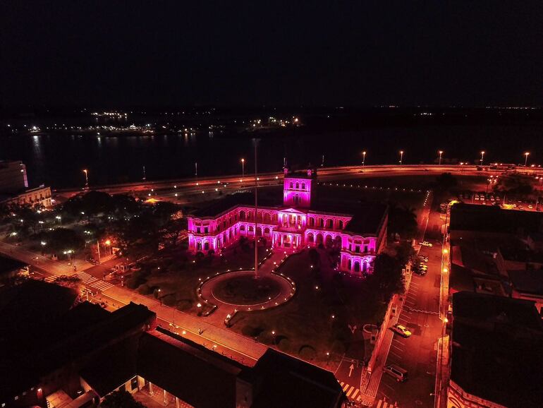 Palacio de Gobierno se ilumina de rosa en conmemoración del día de la lucha contra el cáncer de mama.