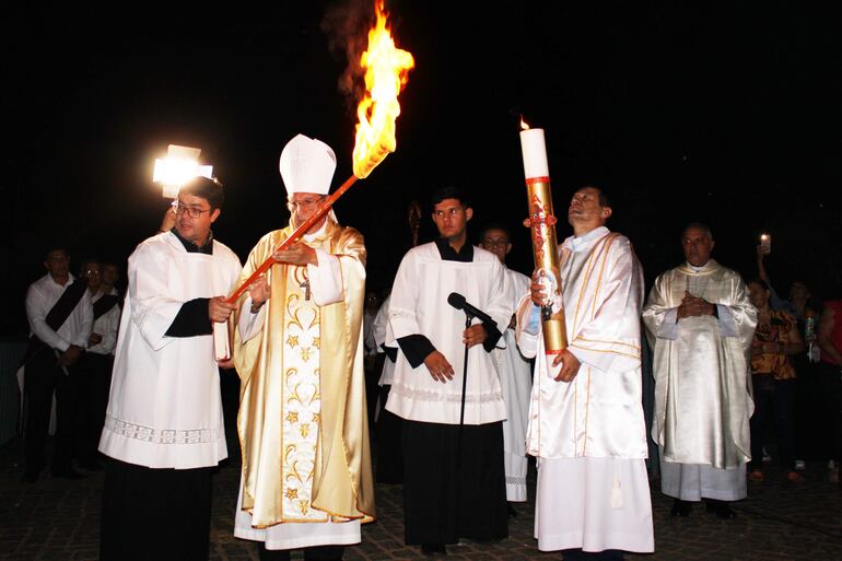 La Vigilia Pascual comenzó con la bendición del fuego y el encendido del cirio.