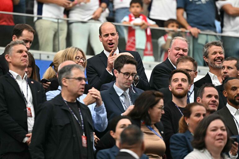 El príncipe William y el rey Federico entre los presentes en el partido entre Inglaterra y Dinamarca por la Eurocopa 2024 en el Frankfurt Arena. (JAVIER SORIANO / AFP)