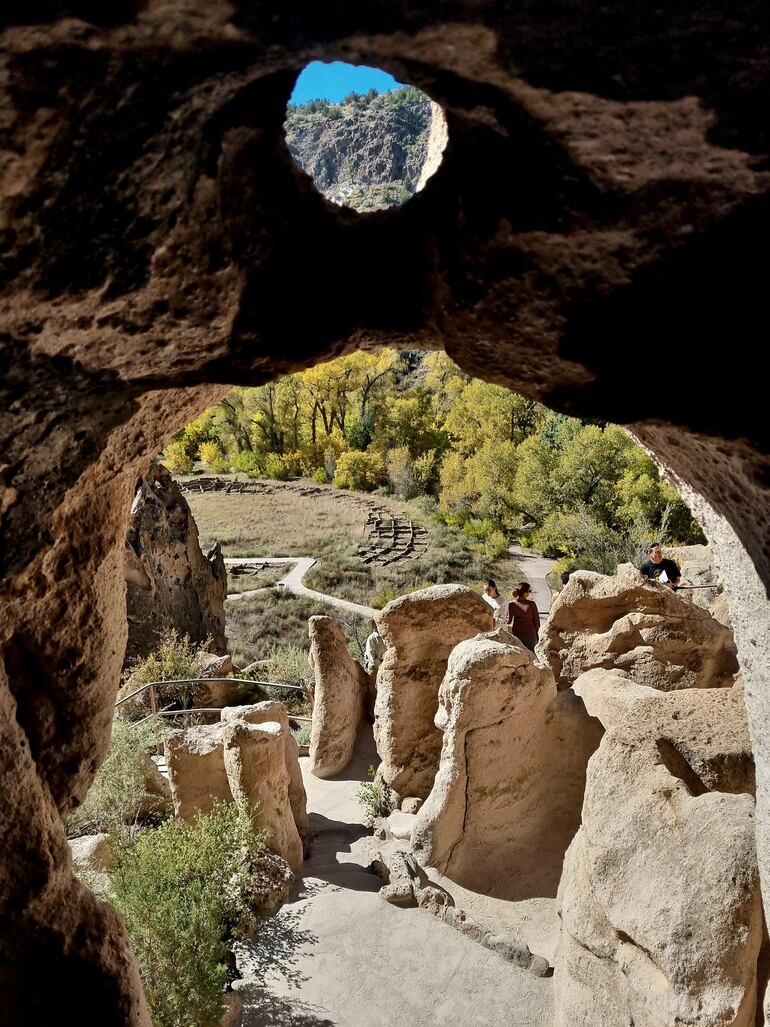 Estos asentamientos datan de aproximadamente el año 1150 d.C. y se caracterizan por sus casas de adobe y sus construcciones en acantilados. Los Puebloans construyeron estructuras en acantilados utilizando las paredes rocosas como soporte para sus casas.