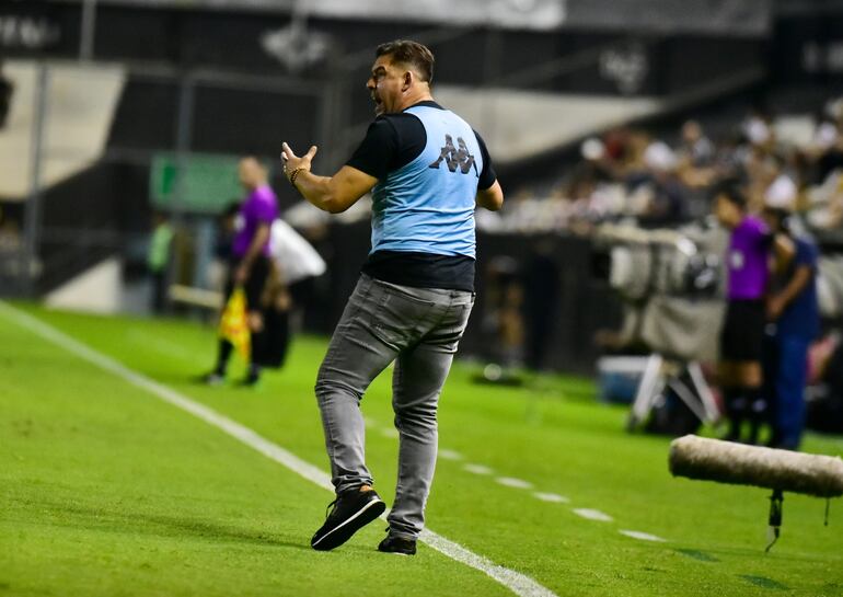 El paraguayo Troadio Duarte, entrenador de General Caballero de Juan León Mallorquín, durante el partido contra Libertad por la quinta fecha del torneo Clausura 2023 del fútbol paraguayo en el estadio La Huerta, en Asunción.