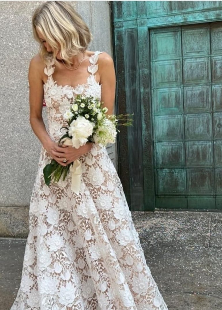 Naomi Watts lució un traje de novia de la firma Óscar de la Renta. (Instagram/Naomi Watts)