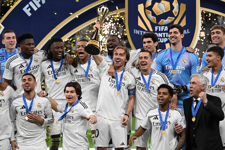 Encabezados por el #10 Luka Modric, los jugadores del Real Madrid inician la celebración por la obtención de la Copa Intercontinental, luego de vencer al Pachuca de México.