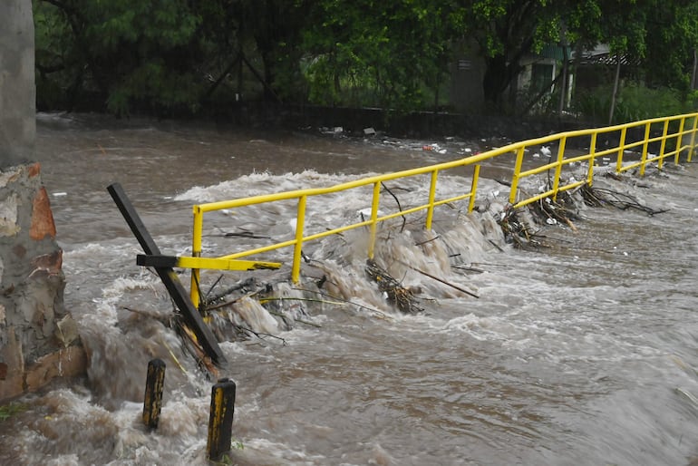 El puente sobre la avenida Artigas de Asunción quedó desbordado por el paso del agua en el arroyo Mburicaó.