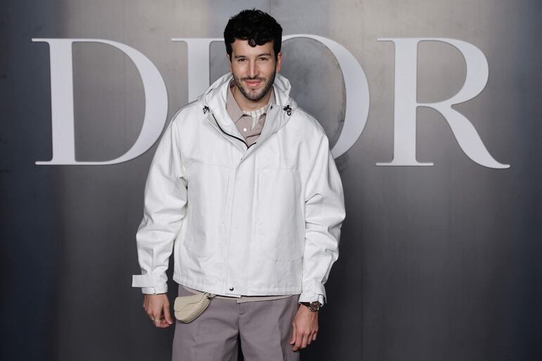 Sebastián Yatra posando feliz antes del inicio del desfile de Dior Menswear Ready-to-wear Fall-Winter 2025/2026. (GEOFFROY VAN DER HASSELT / AFP)