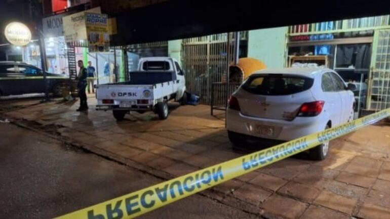 El brasileño corrió por varios metros hasta caer muerto en la vereda, en la zona de Mercadito de Minga Guazú.