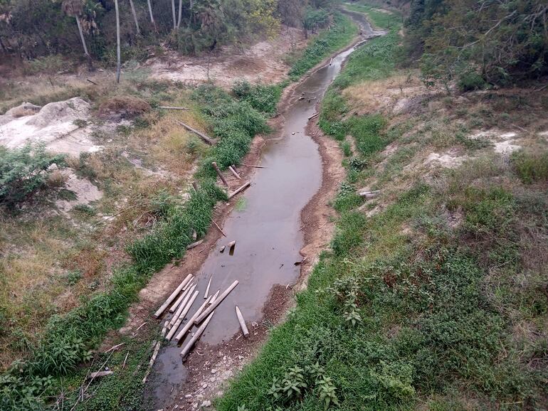 El riacho Yacaré, en la zona de Fuerte Olimpo. Lo  que antes era casi un río, parece un desaguadero pequeño.