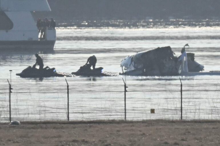 Rescatistas trabajan cerca de parte de los restos de una de las aeronaves siniestradas.