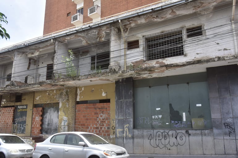 Fachada del edificio Excelsior ubicado en 15 de Agosto y Presidente Franco, adquirido por el MEC por G. 14.045.123.400 y que derivó en la condena al exministro Luis Riart a 3 años de cárcel, por lesión de confianza.