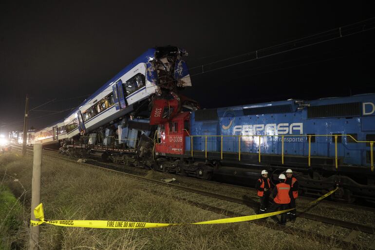 Al menos dos personas murieron tras colisionar esta madrugada dos locomotoras en la comuna de San Bernardo, en el sur de la capital chilena, informaron fuentes oficiales. Según la hipótesis de la Fiscalía Metropolitana Occidente el choque se produjo cuando un tren de carga que transportaba cobre embistió a un tren de pasajeros vacío que a esa hora de la madrugada estaba haciendo pruebas de velocidad debido a un fallo de coordinación en la estación central encargada de vigilar el tráfico ferroviario. 