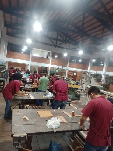 Alumnos del curso de carpintería durante una de las clases.