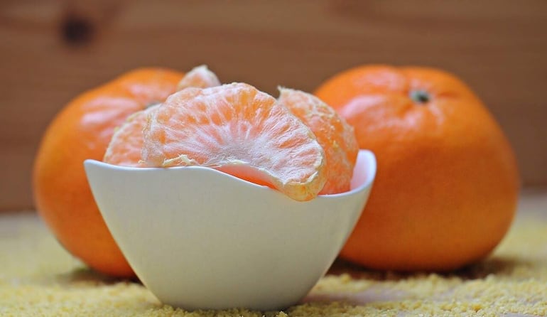 La mandarina, por ejemplo, tienen un alto contenido de vitamina C, conservan mejor los nutrientes y activan el sistema inmune contra las enfermedades típicas de la estación como la gripe y los resfríos, además de ser accesibles en esta temporada.