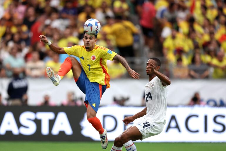 Colombia's forward #07 Luis Diaz fights for the ball with Panama's defender #24 Edgardo Farina during the Conmebol 2024 Copa America tournament quarter-final football match between Colombia and Panama at State Farm Stadium in Glendale, Arizona, on July 6, 2024. (Photo by Chris CODUTO / AFP)