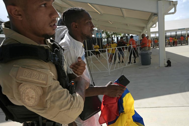 El ingreso al Hard Rock Stadium para la final de la Copa América 2024 fue desbordado por hinchas colombianos y argentinos, obligando al retraso del inicio del partido entre Argentina y Colombia. 