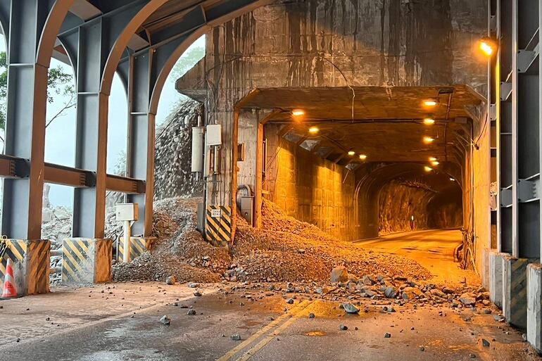 Rocas caídas en la autopista Suhua después de un terremoto de magnitud 5,5 en Hualien. La capital de Taiwán fue sacudida por un "fuerte" terremoto el 22 de abril.