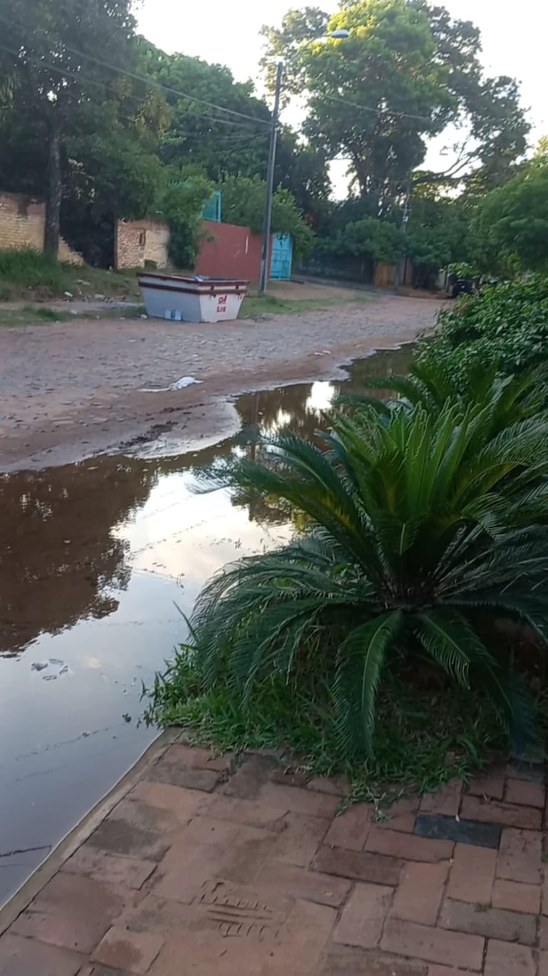 denuncia de pérdida de agua de ESSAP de vecinos del barrio Las Lomas