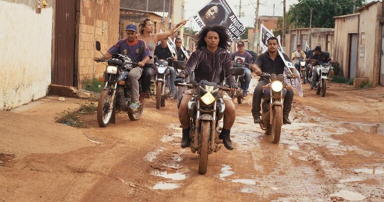 La película "Mato seco en chamas" presenta la toma de un oleoducto por parte de un grupo de mujeres de una favela brasileña.