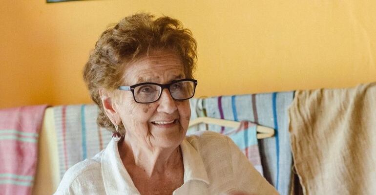 Nuestra Maestra Artesana y Tesoro Nacional Vivo, de 97 años, sufrió una fractura de cadera, a inicios de mes, y tras varios estudios, basados en su edad avanzada, se procedió a la intervención quirúrgica, requiriendo de una próstesis, que proveyó el nosocomio dependiente del Ministerio de Salud Pública y Bienestar Social.