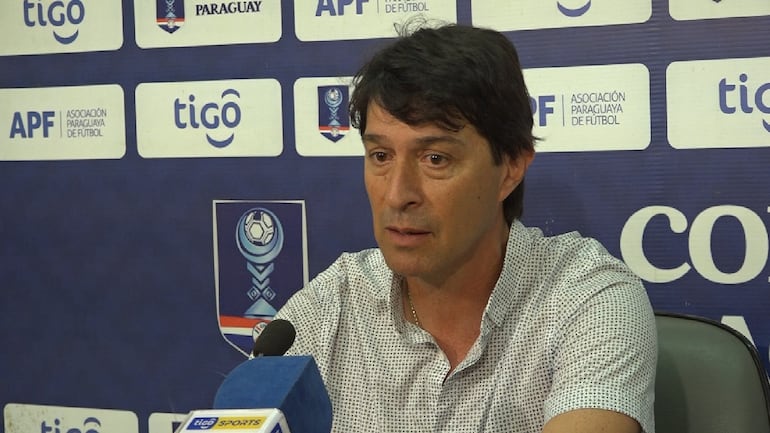 El argentino Daniel Garnero en la última conferencia como entrenador de Libertad antes de asumir en la selección paraguaya.