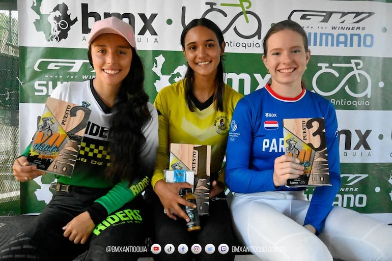 A la derecha, la ciclista de BMX, Sofía Danilova conquistó la presea de bronce en Colombia.