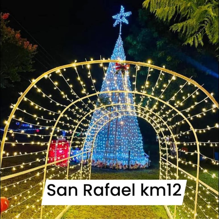 Convierten 7.000 botellas plásticas en impresionantes adornos navideños para plaza de San Rafael del Paraná