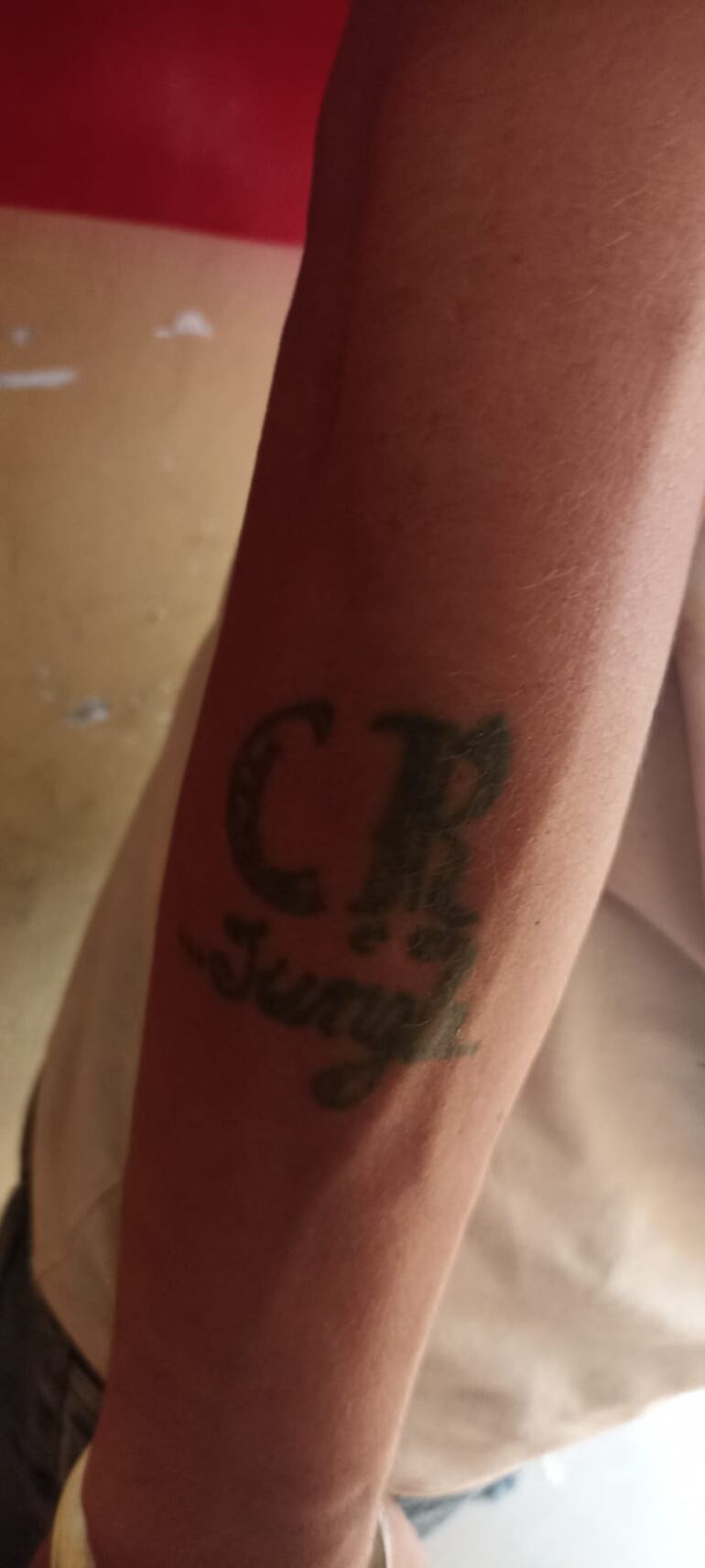 Tatuajes de  Brian Omar Agüero Velázquez que lo sindicarían como presunto miembro del Clan Rotela que cuenta con varios antecedentes y que fue detenido por albañiles tras frustrar un robo.