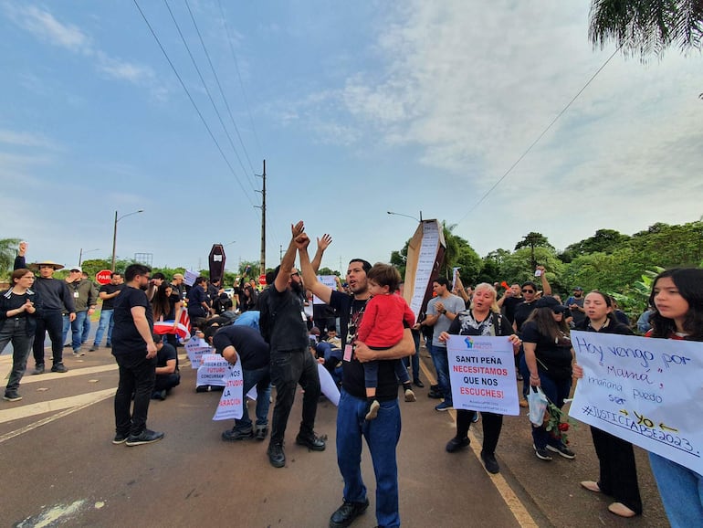 Manifestación de empleados de Itaipú destituidos por el director general, Justo Zacarías Irún.