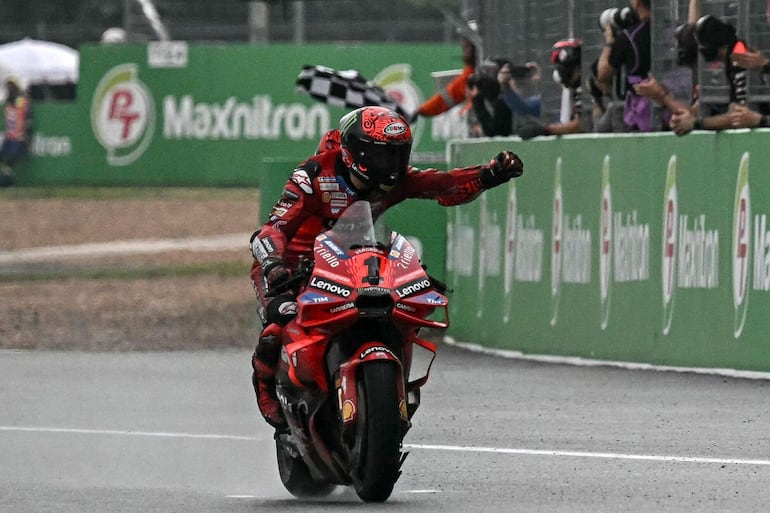 Francesco Bagnaia (Ducati Desmosedici GP24) y su celebración.