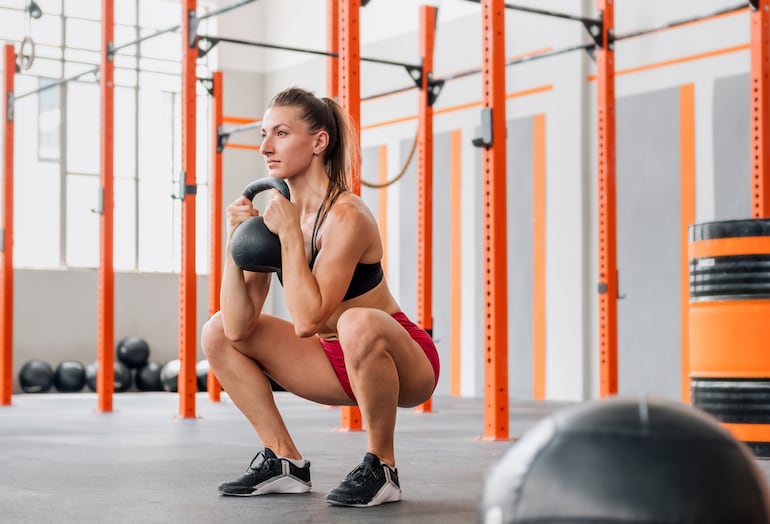 Ejercicios con kettlebells o pesas rusas.