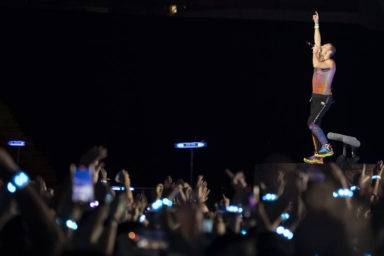 El cantante de la banda británica, Coldplay, Chris Martin, durante el concierto que han ofrecido en el Estadio Olímpico de Barcelona, incluido en su gira internacional "Music of the Spheres World Tour".