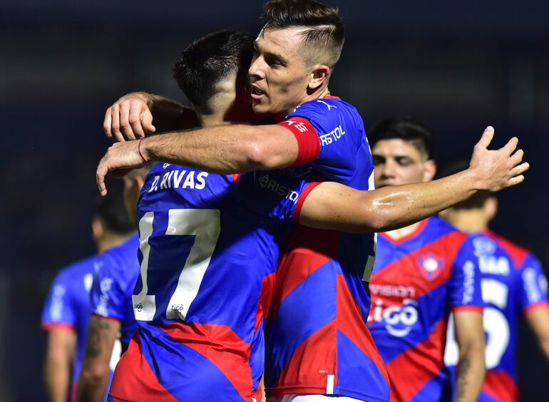 Daniel Rivas (17) y Diego Churín, jugadores de Cerro Porteño, celebran un gol contra Guaireña por el torneo Apertura 2023 del fútbol paraguayo en La Nueva Olla, en Asunción.