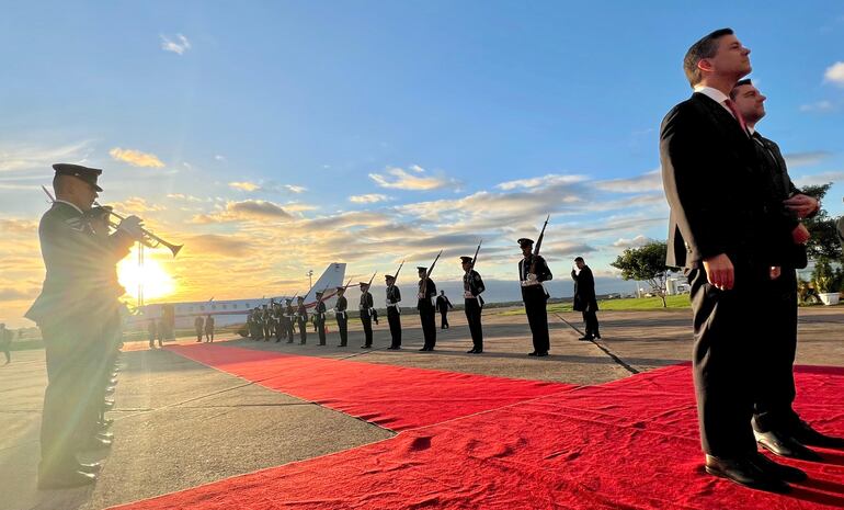 Presidente de la República, Santiago Peña, y Vicepresidente de la República, Pedro Alliana, antes del viaje de la comitiva a Estados Unidos y Taiwán.