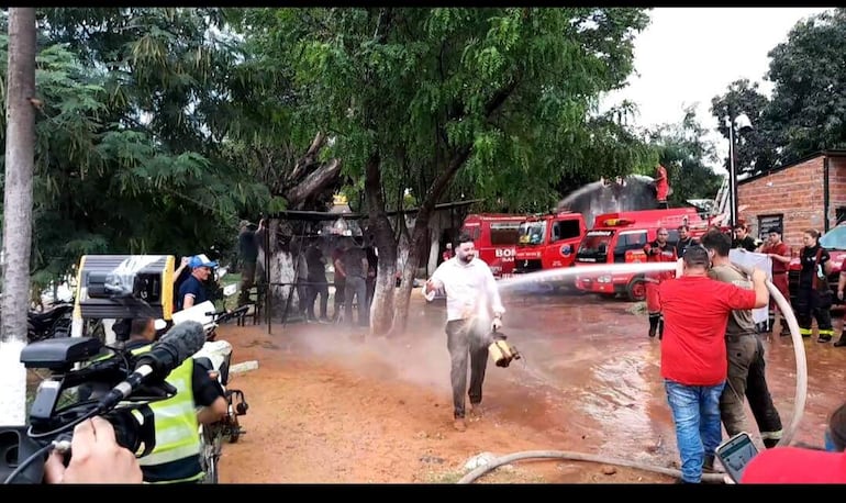 Completamente empapados salieron los guardias y representantes de la empresa Petrobras del cuartel de los bomberos, al no prosperar el irregular desalojo, que encabezó una cuestionada fiscala de Luque.