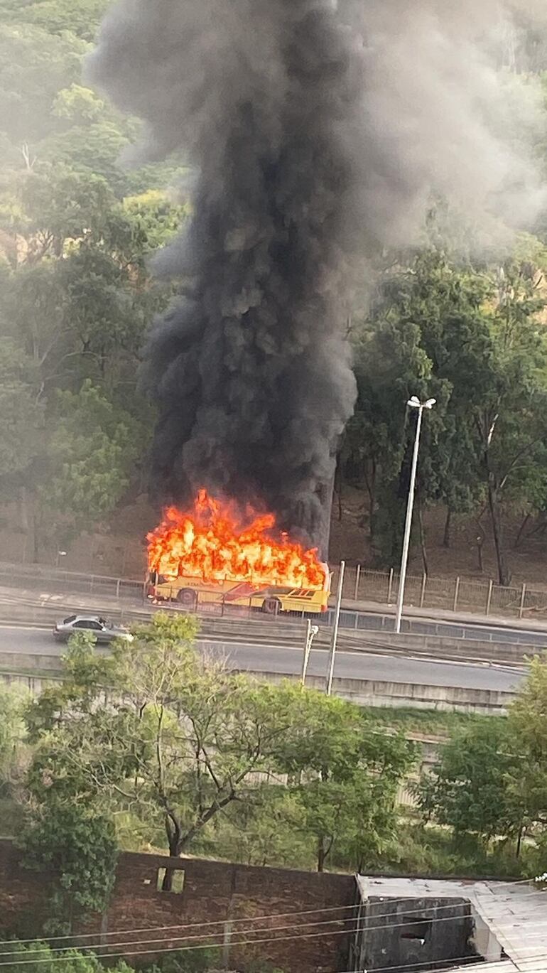 Un bus se incendió sobre la ruta Transchaco.