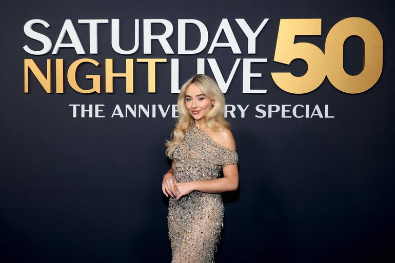 ¡Hermosa! Sabrina Carpenter en la alfombra roja de la gala SNL50: The Anniversary Special. (Dimitrios Kambouris/Getty Images/AFP)
