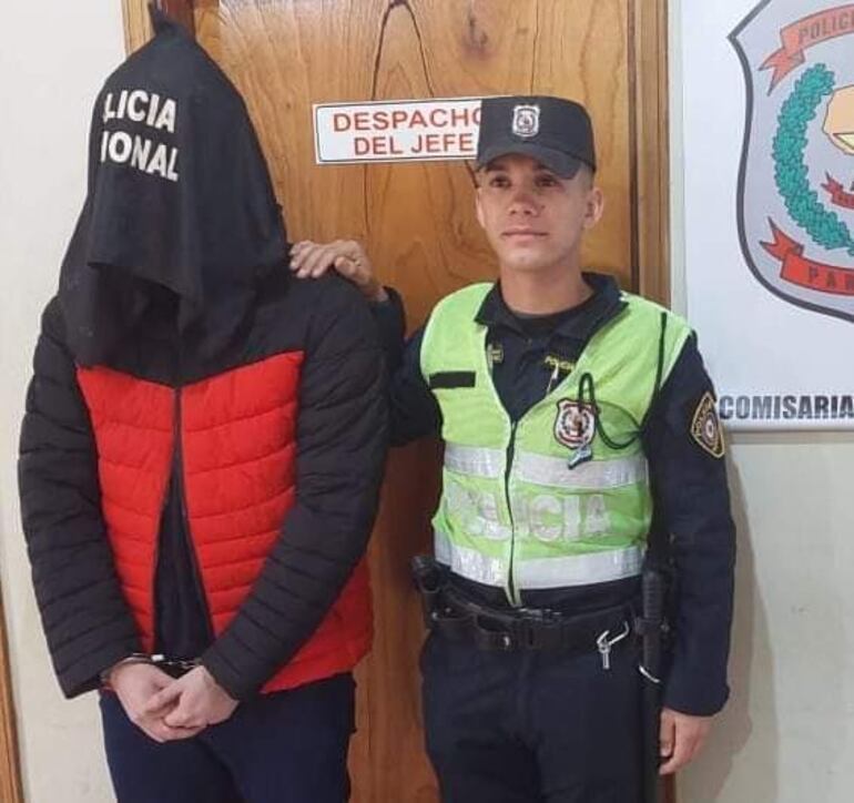 El funcionario del IPS, Abel Alejandro Centurión Gauto (27), tras ser detenido por la policía.  Un funcionario del Instituto de Previsión Social (IPS), supuestamente proveía medicamentos de la previsional a narcotraficantes para mezclar con cocaína y posteriormente distribuir en la ciudad. El fiscal antidrogas, Fermín Segovia allanó ayer la farmacia del ente en esta localidad y detuvo al principal sospechoso.