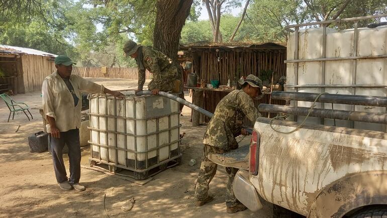 Hasta el momento, solo los militares de la Armada Paraguaya asistieron con agua a los pobladores.