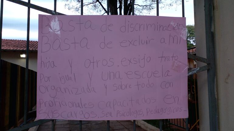 Carteles de este tenor fue colocado en el acceso de la institución. La madre pidió que su denuncia sea escuchada por las autoridades.