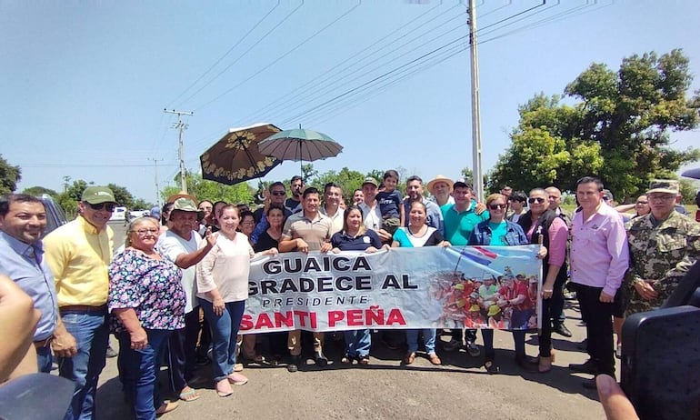 
Presidente Peña y acompañantes, con las familias beneficiadas con las nuevas viviendas en Guaicá. 