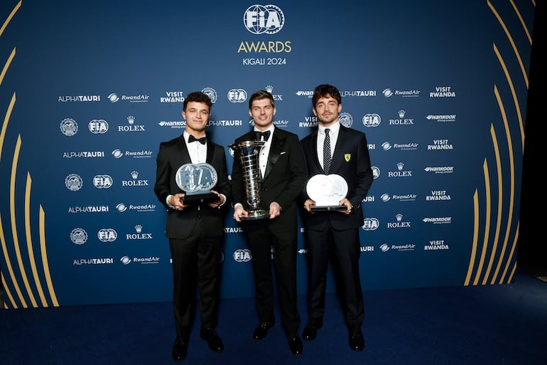 Max Verstappen (c), Lando Norris (i) y Charles Leclerc, podio final de la Fórmula 1, en ese orden.