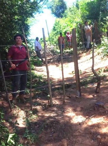 Los vecinos de la compañía Palacios Cué, antes del despeje del camino rural.