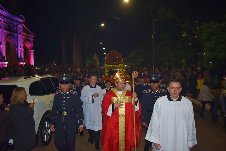 Procesión de la imagen del Espíritu Santo, encabezada por el Nuncio papal, Mons. Vincenzo Turturro.