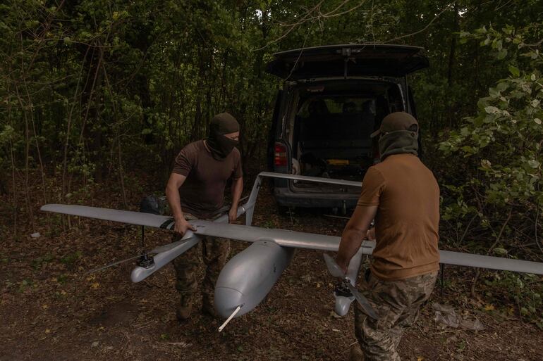 Operadores ucranianos con un dron de reconocimiento en la región de Sumi. (Imagen de archivo)