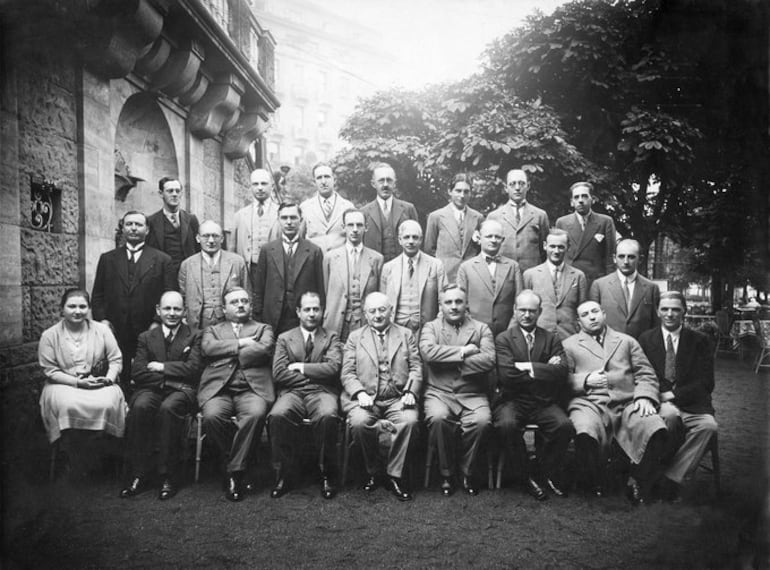 Participantes de Karlovy Vary 1929, en que triunfó Nimzovich (Foto via X de Douglas Griffin).