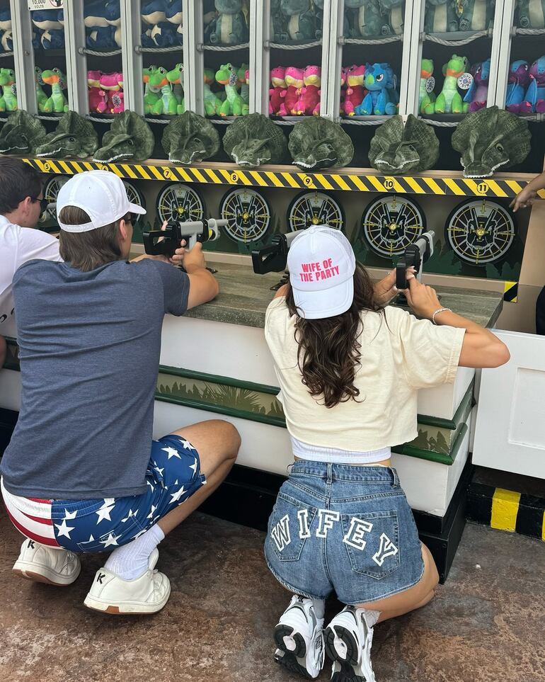 Millie Bobby Brown y Jake Bongiovi jugando en Orlando. La actriz luce un short que dice: "Esposa". (Instagram/Millie Bobby Brown)