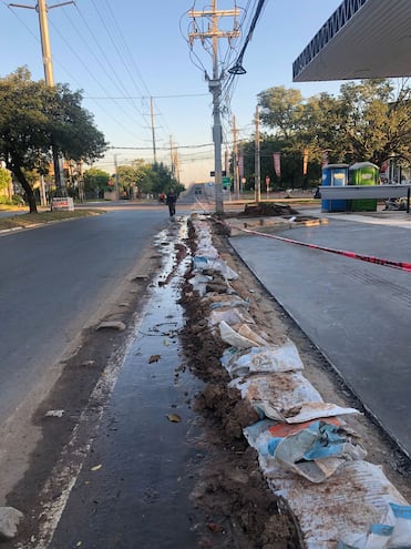 Tramo de la bicisenda sobre la avenida Primer Presidente prácticamente intransitable.