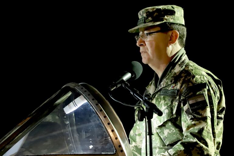 El Gral. Roberto José Idoyaga, jefe de Estado Mayor General de la Fuerza Aérea Paraguaya.